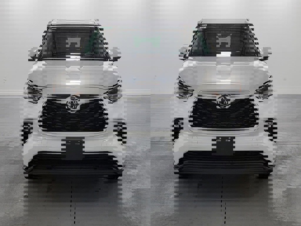 Certified 2025 Toyota Highlander XLE image 4