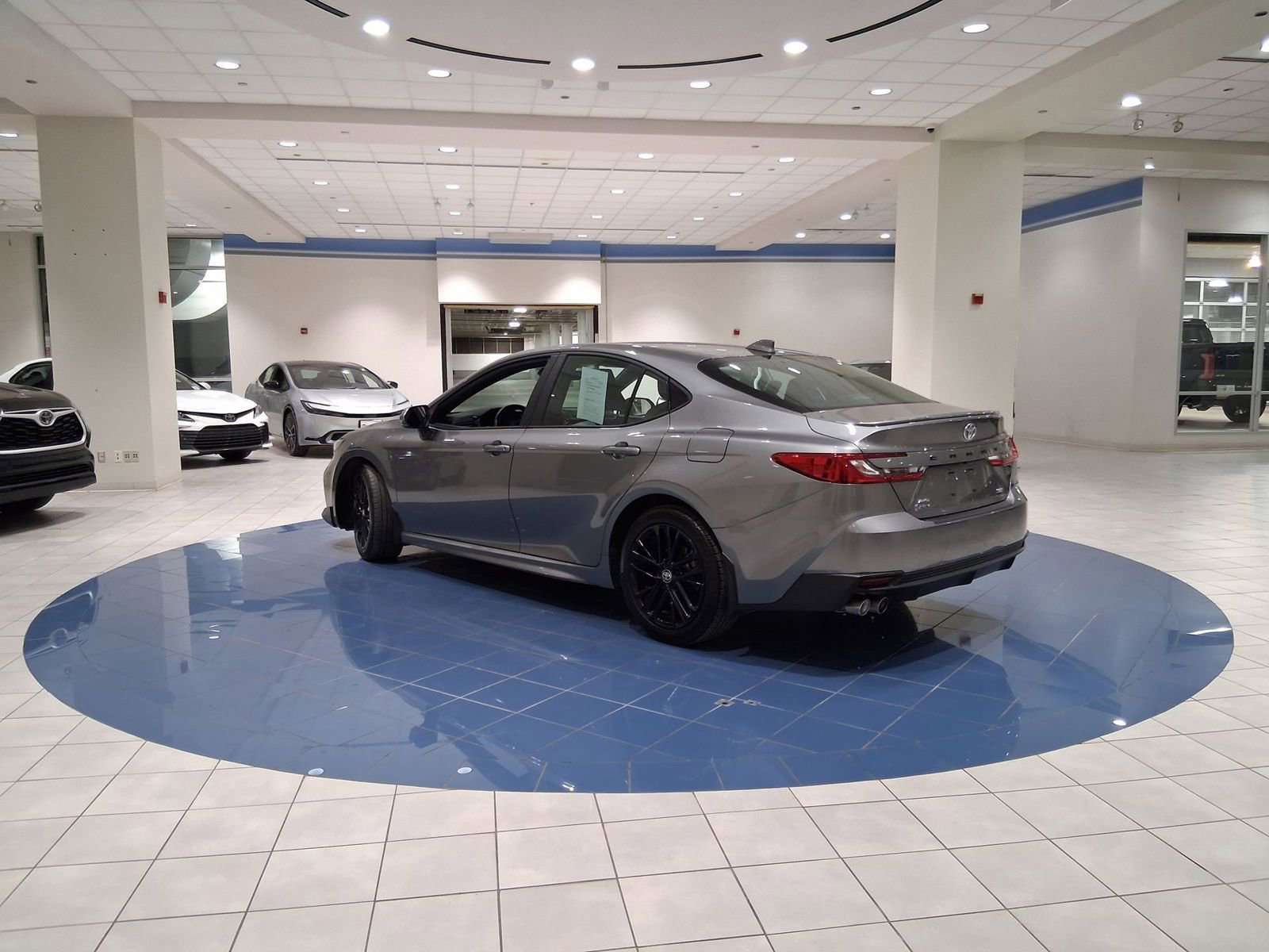 Used 2025 Toyota Camry SE w/ Convenience Package image 5