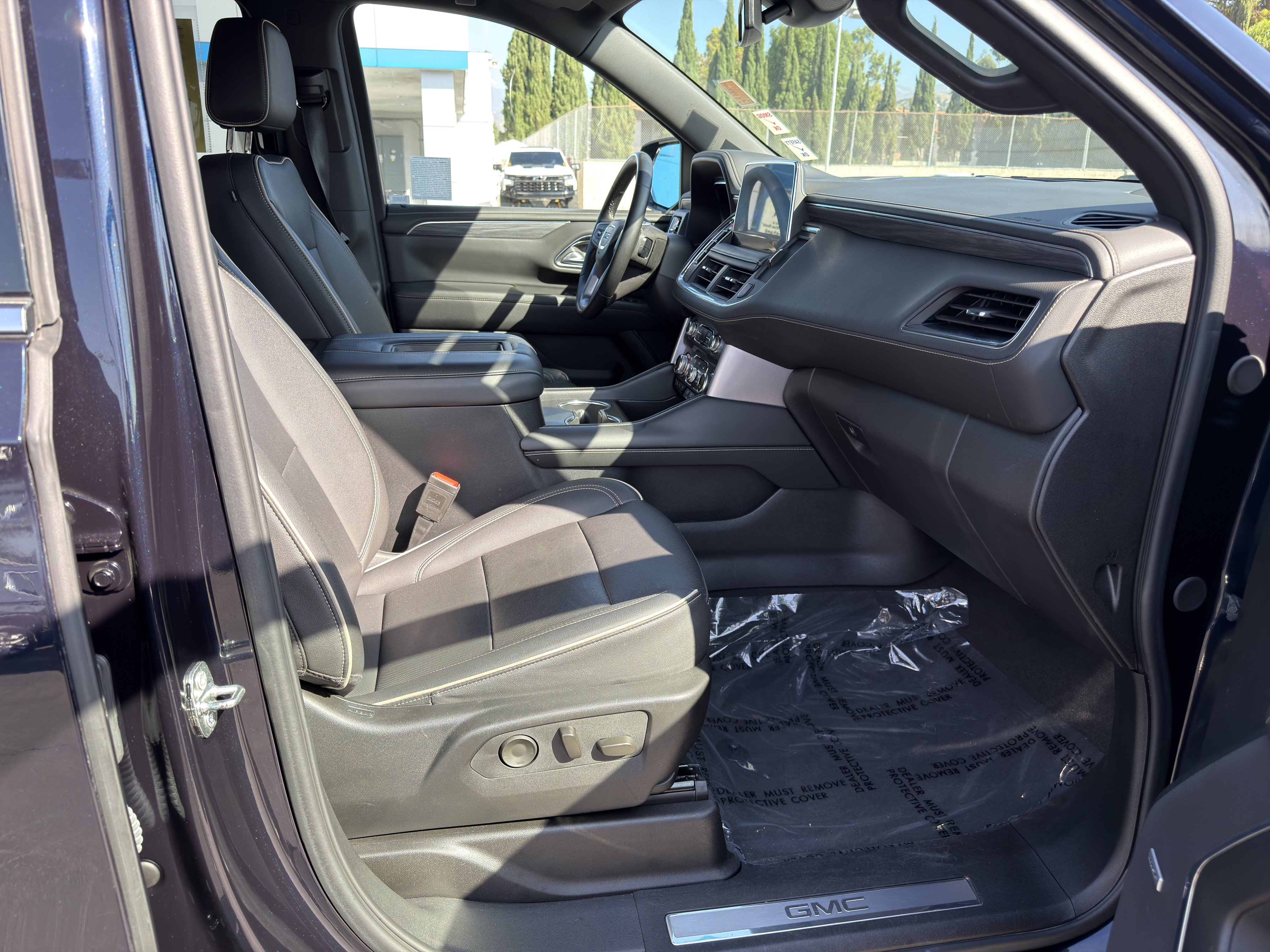 Used 2024 GMC Yukon SLT AWD/4WD image 10