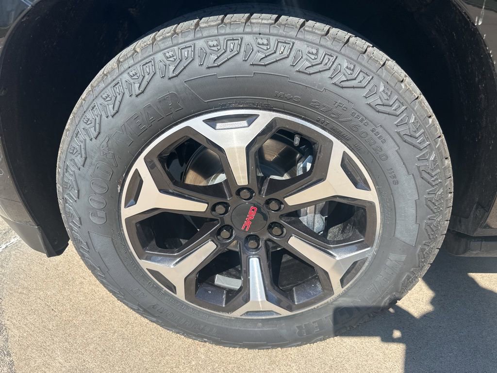 Used 2025 GMC Yukon Denali w/ Denali Reserve Package image 12