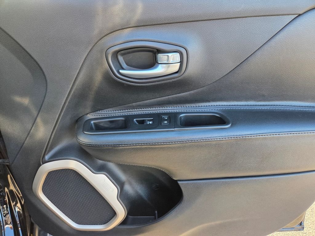 Used 2015 Jeep Renegade Latitude w/ Popular Equipment Group FWD image 21