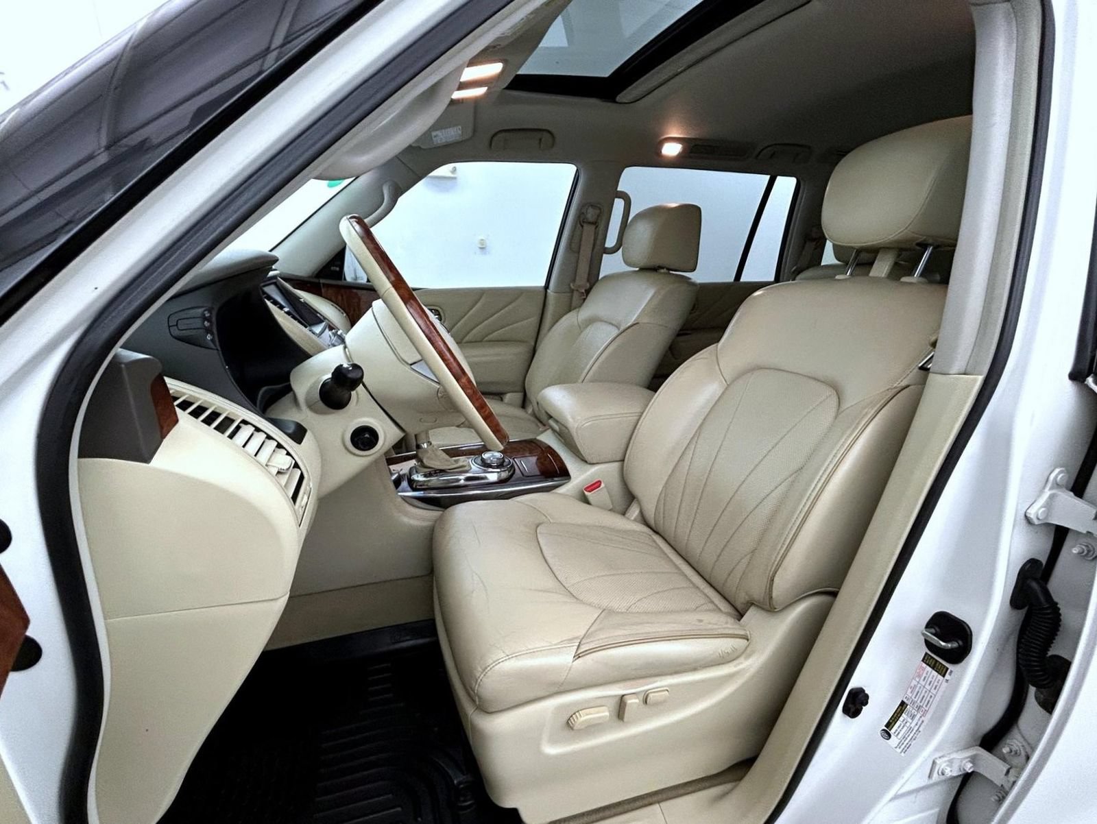 Used 2016 INFINITI QX80 4WD w/ Deluxe Technology Package image 10