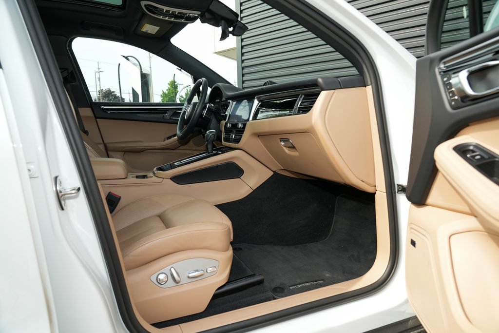 Certified 2024 Porsche Macan AWD/4WD image 34