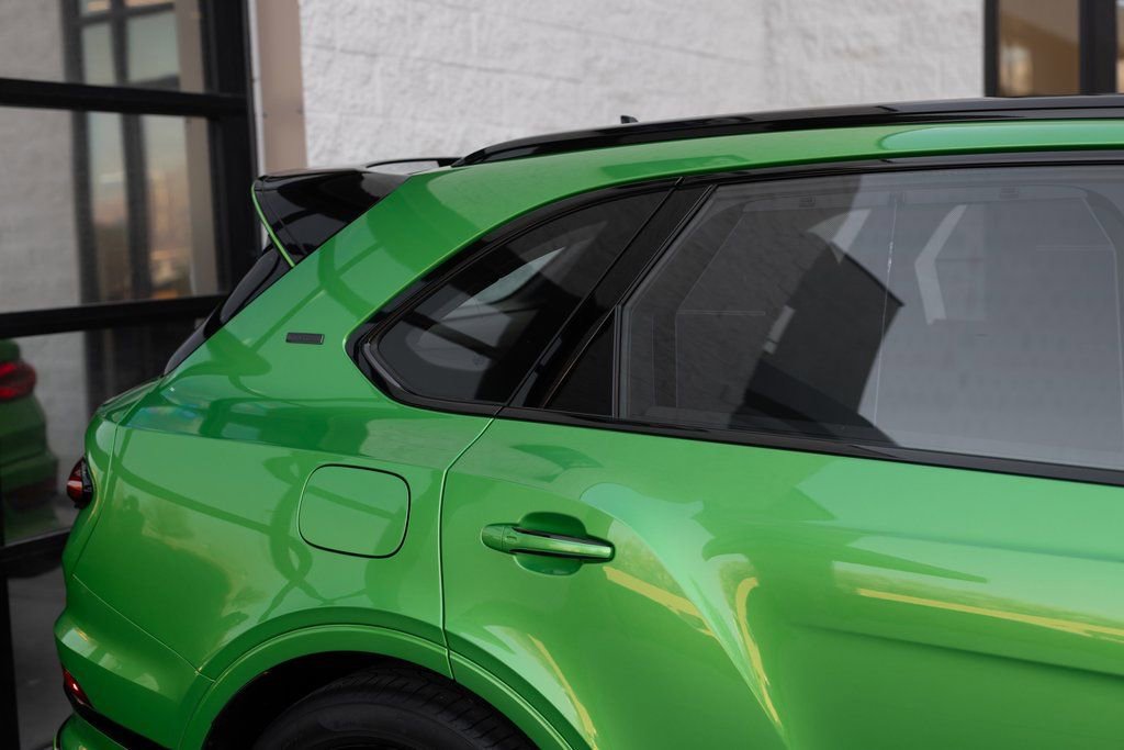 Used 2025 Bentley Bentayga image 11