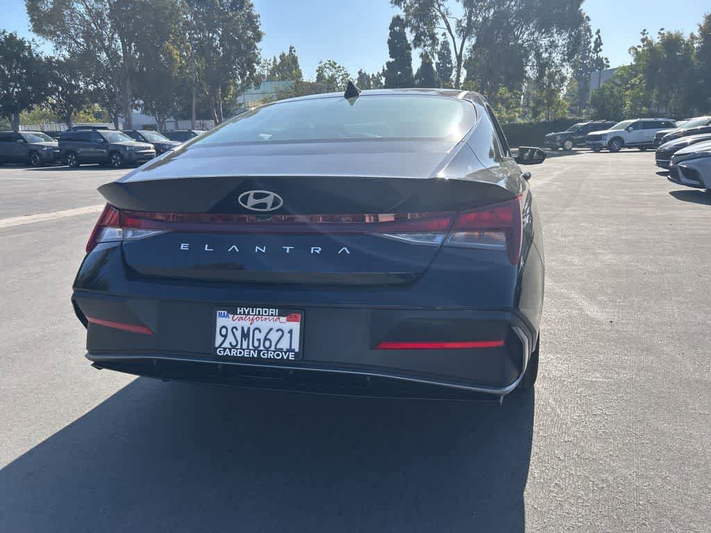Certified 2025 Hyundai Elantra SE FWD image 3