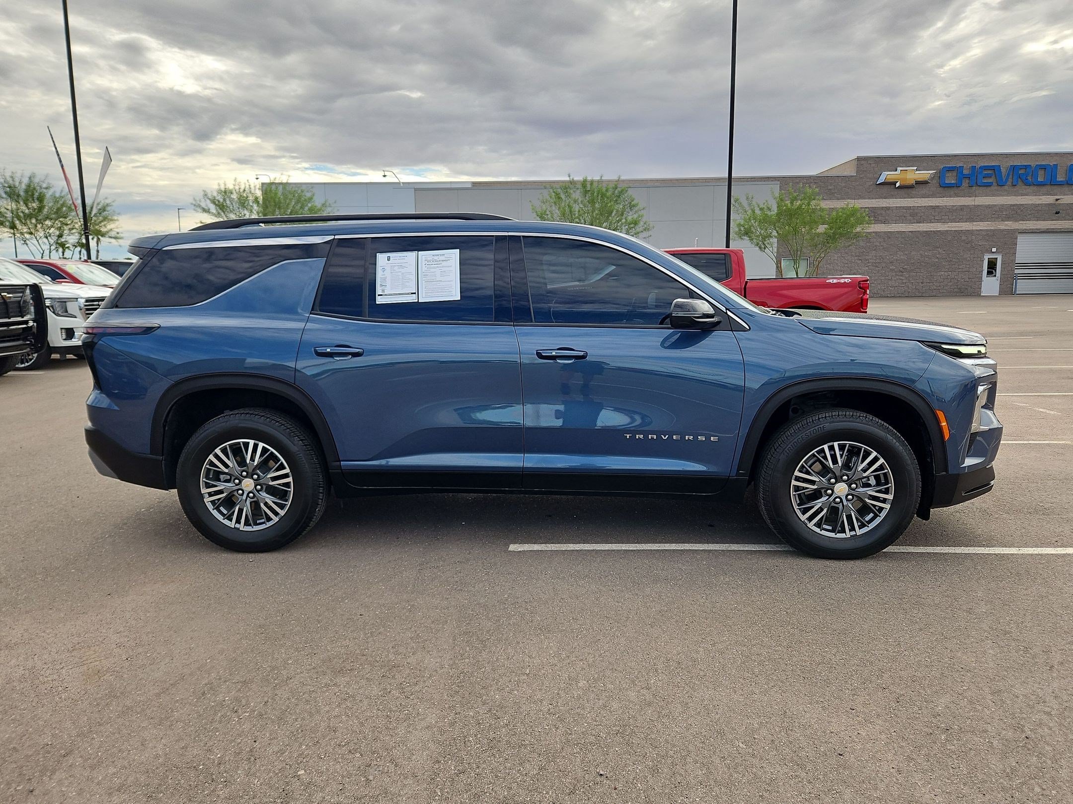 Used 2025 Chevrolet Traverse LT FWD image 6