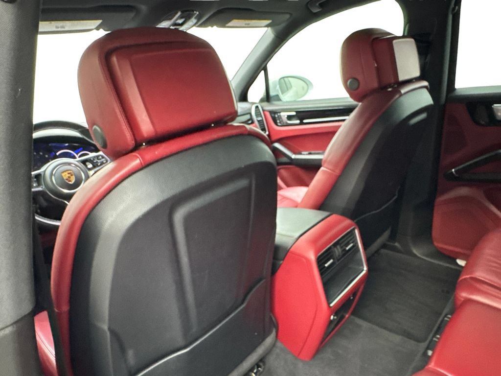 Used 2022 Porsche Cayenne w/ Premium Package AWD/4WD image 35