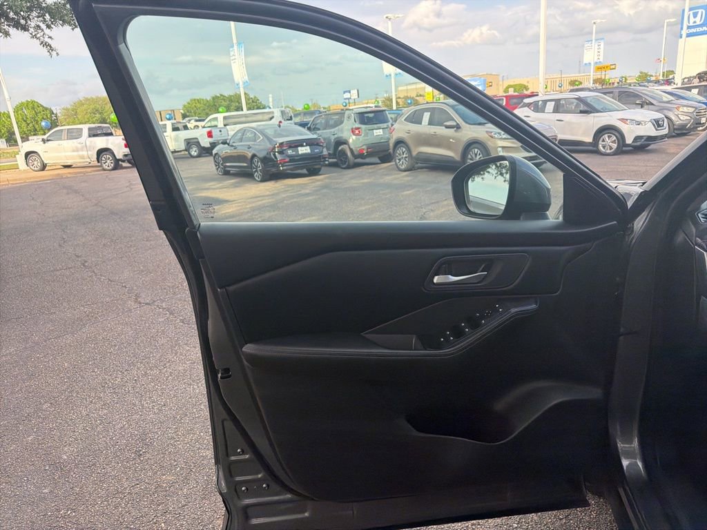 Used 2025 Nissan Rogue SV image 7