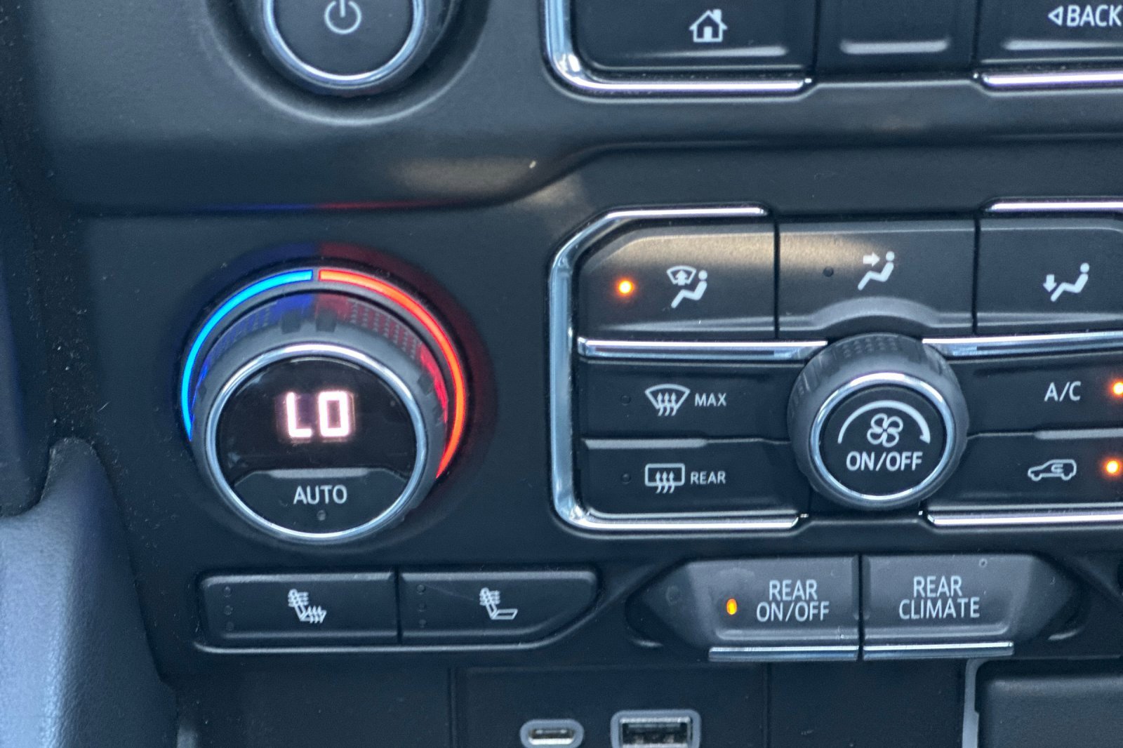 Used 2021 Chevrolet Tahoe Z71 w/ Rear Media and Nav Package image 28