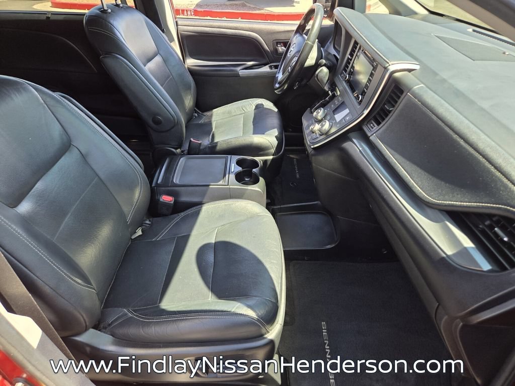 Used 2018 Toyota Sienna SE Premium w/ Carpet Mat Package FWD image 18