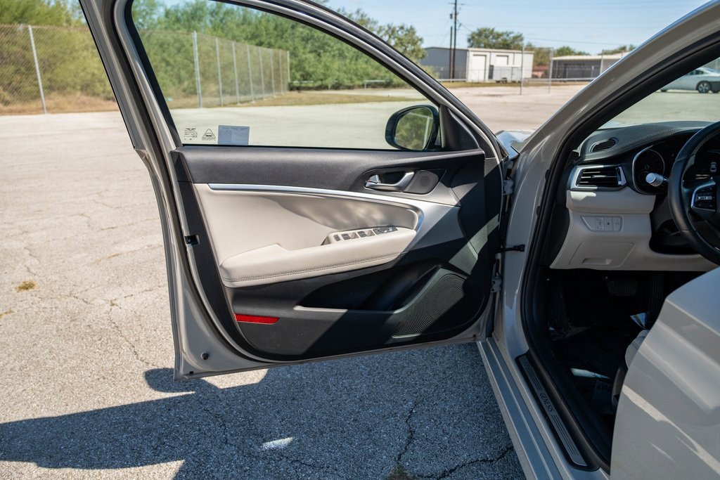 Used 2025 Genesis G70 2.5T image 12