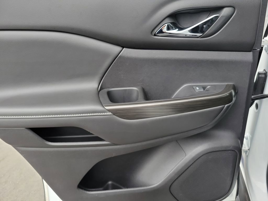 Used 2023 GMC Acadia SLT image 16