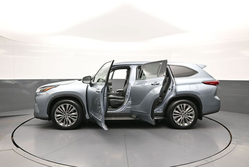 Certified 2020 Toyota Highlander Platinum w/ Preferred Accessory Package AWD/4WD image 46