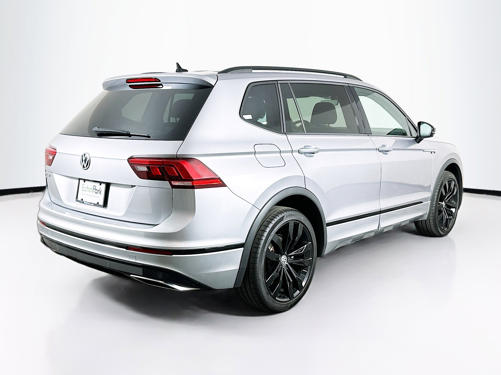 Used 2020 Volkswagen Tiguan SE R-Line FWD image 9