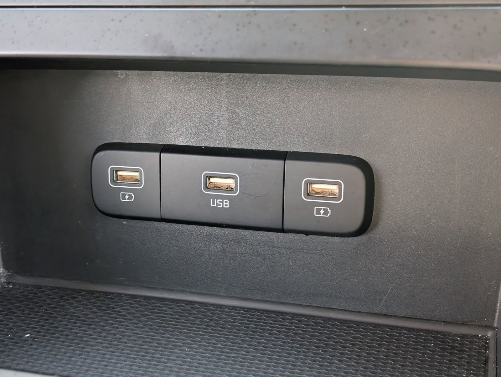 Used 2024 Kia Carnival LX image 26