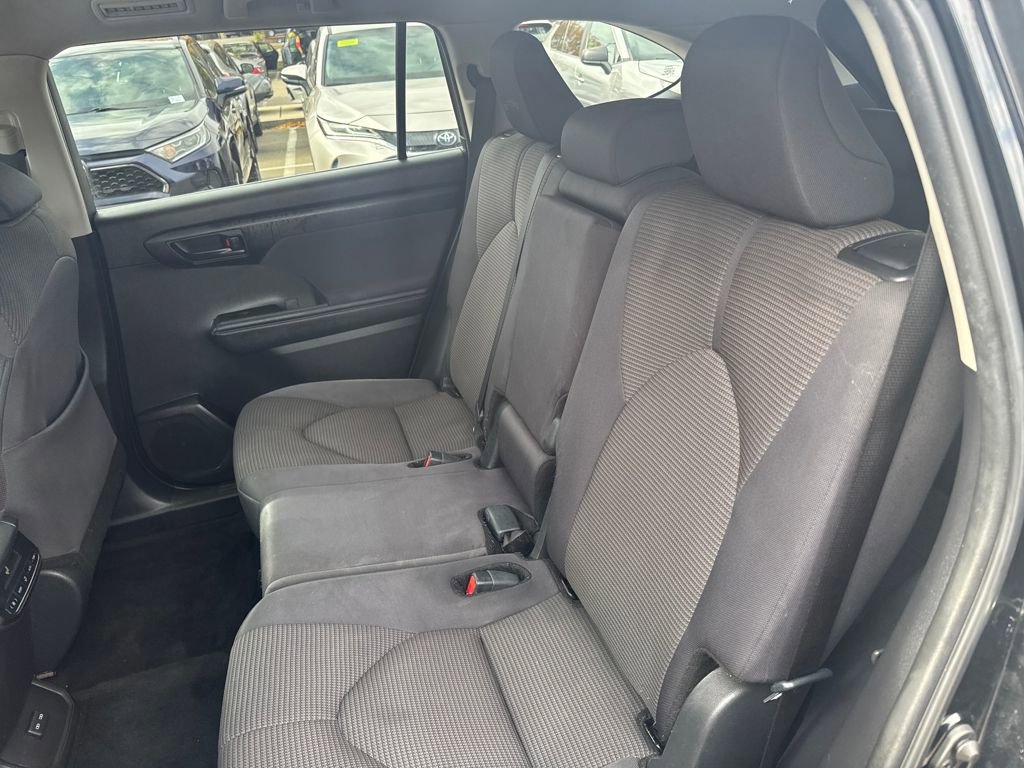 Used 2024 Toyota Highlander LE image 34