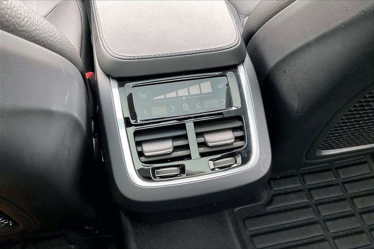 Used 2024 Volvo XC90 B5 Plus image 18