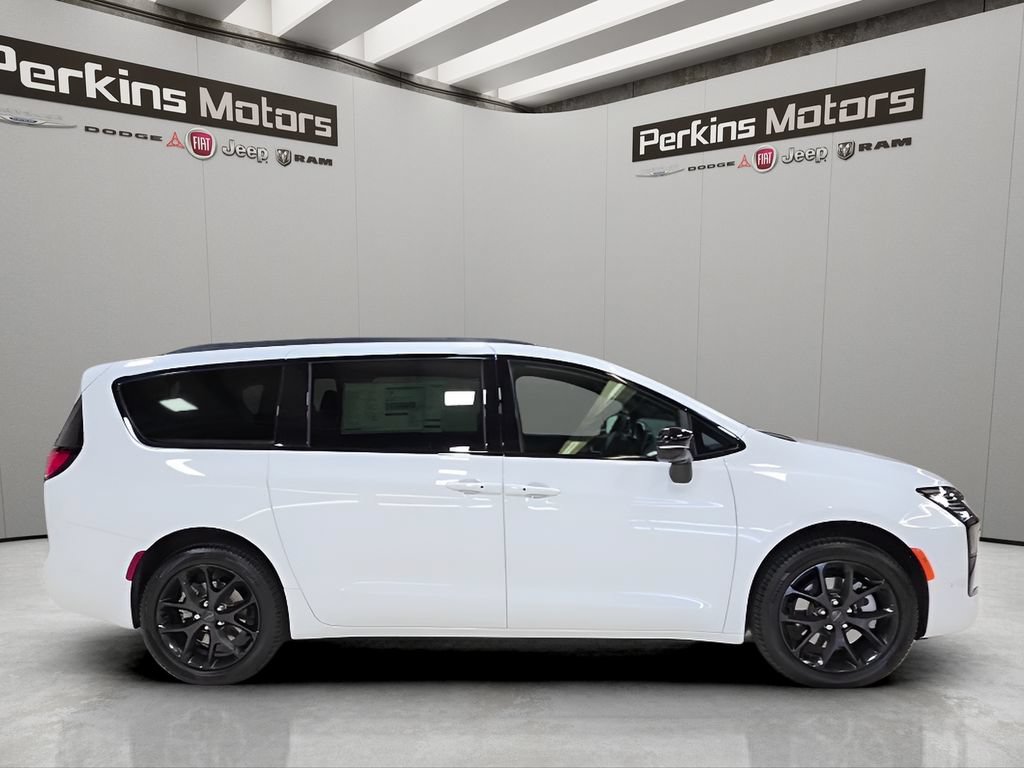 New 2027 Chrysler Pacifica Limited AWD/4WD image 6