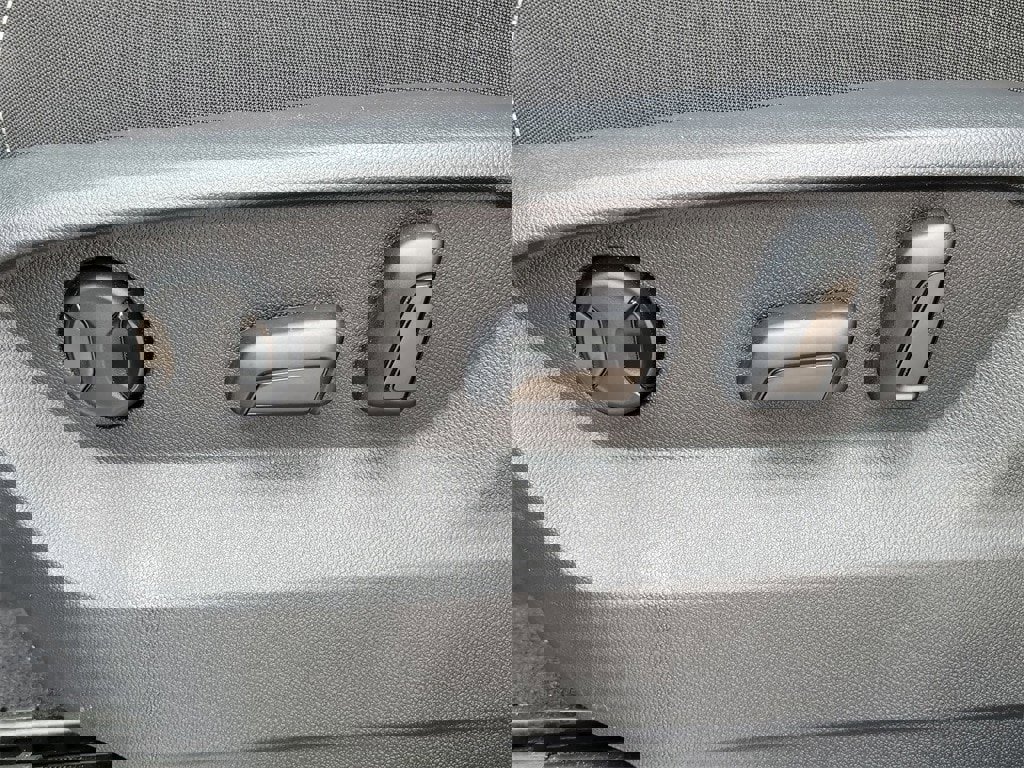 Used 2025 Volkswagen Atlas SE image 17