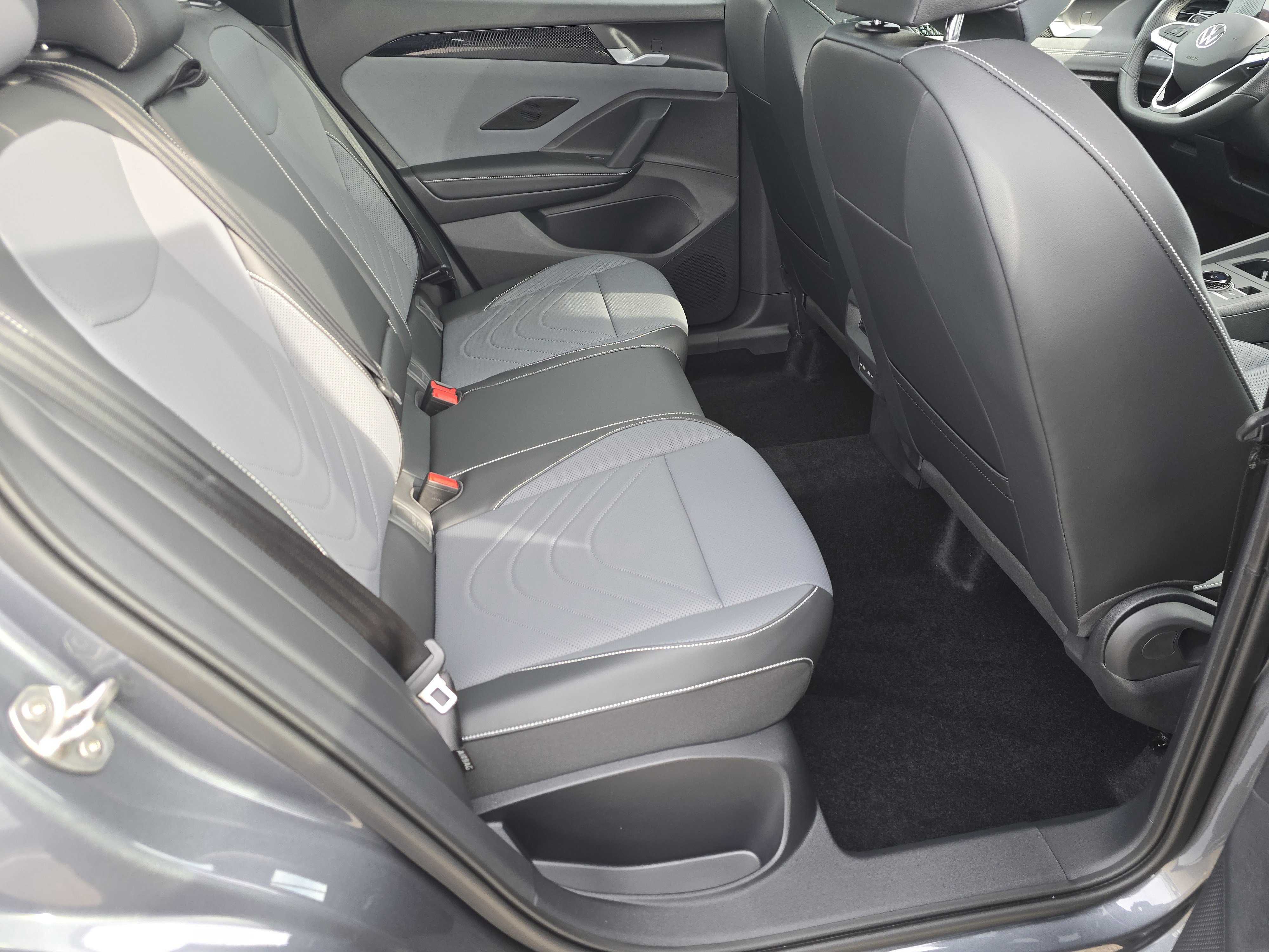 New 2026 Volkswagen Tiguan SE R-Line image 17