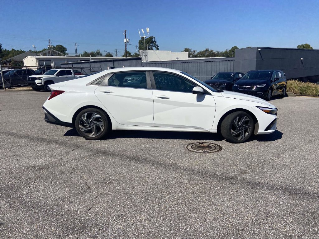 Used 2025 Hyundai Elantra Limited FWD image 2