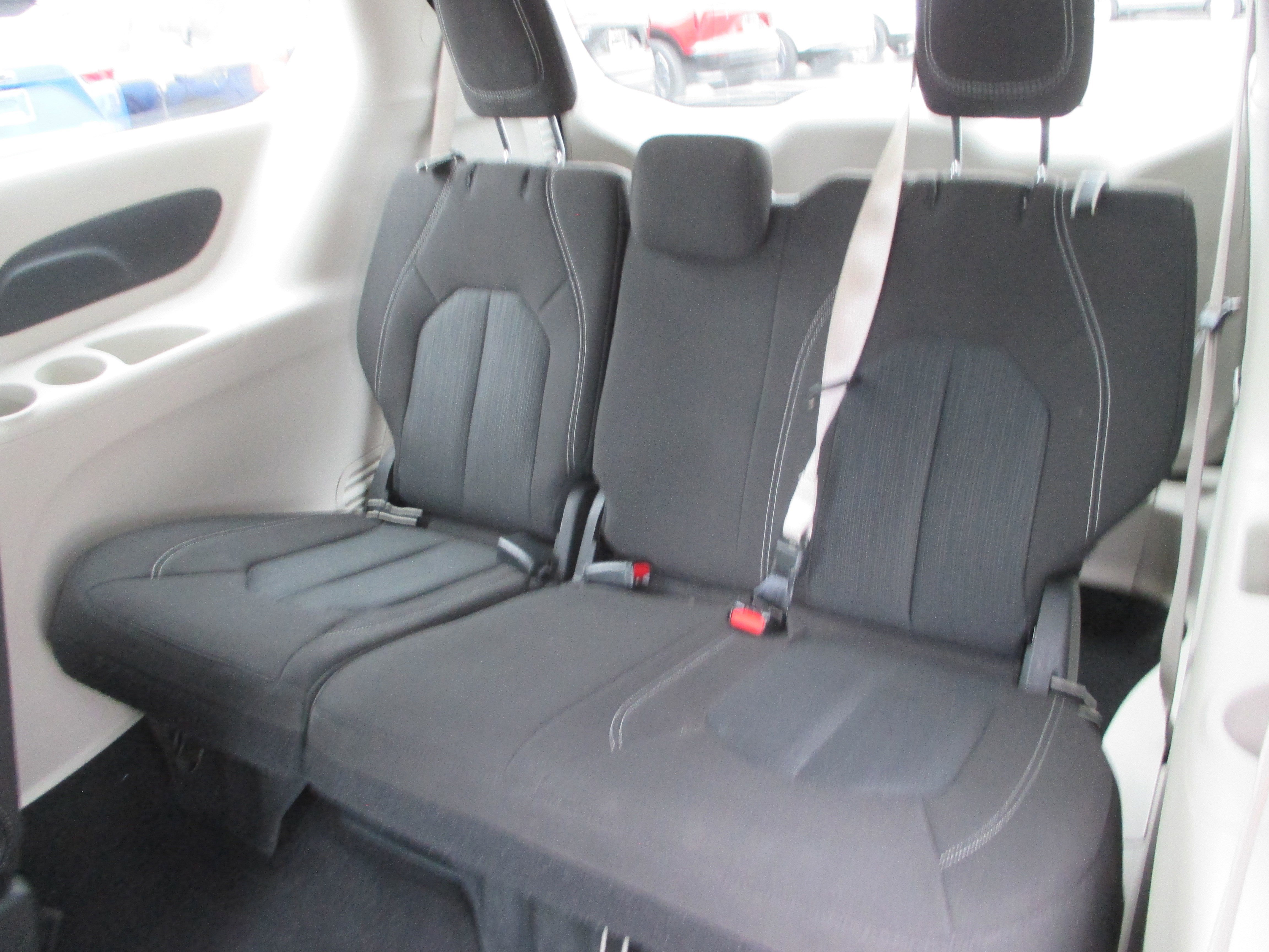 Used 2022 Chrysler Voyager LX FWD image 12