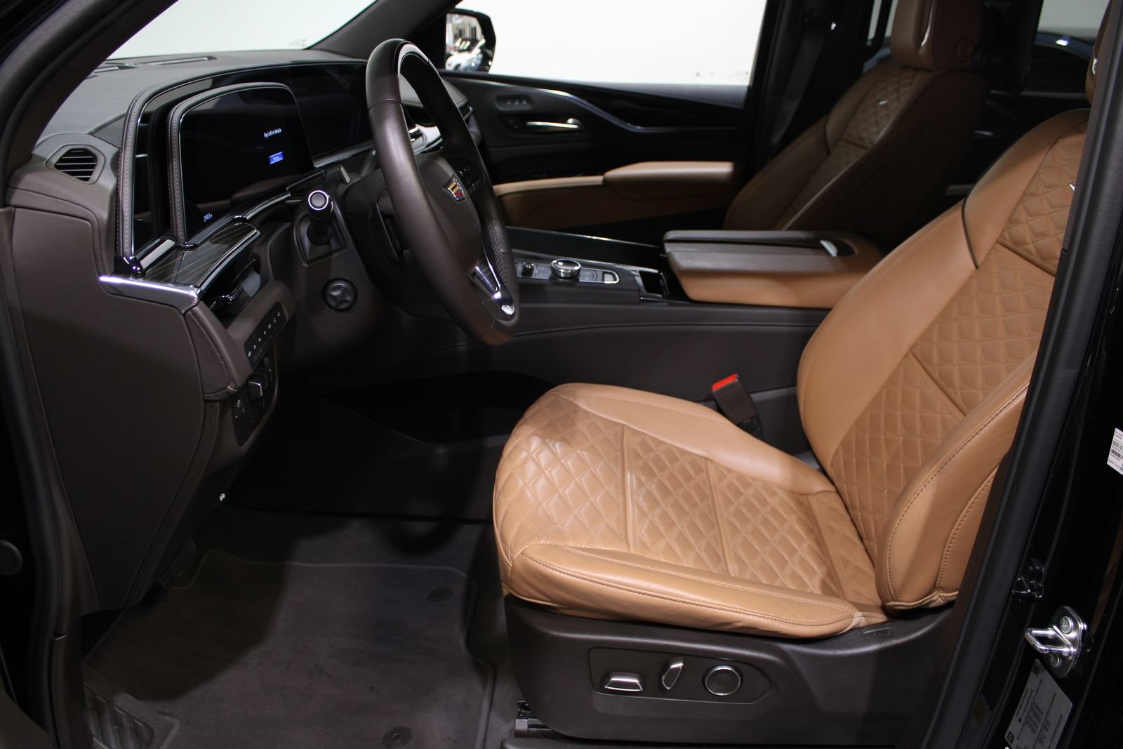 Used 2023 Cadillac Escalade ESV Premium Luxury w/ Performance Package AWD/4WD image 28