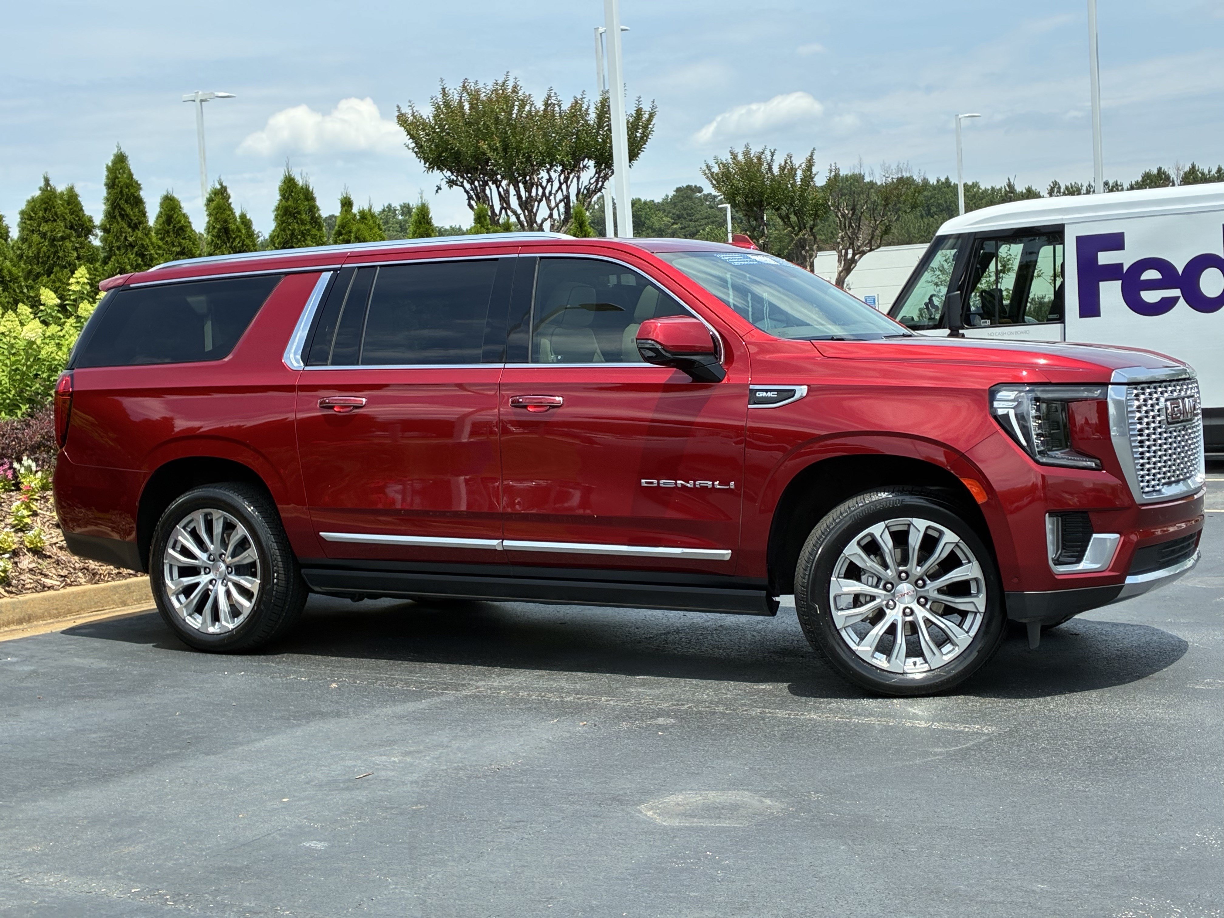 Used 2023 GMC Yukon XL Denali w/ Denali Reserve Package AWD/4WD image 3