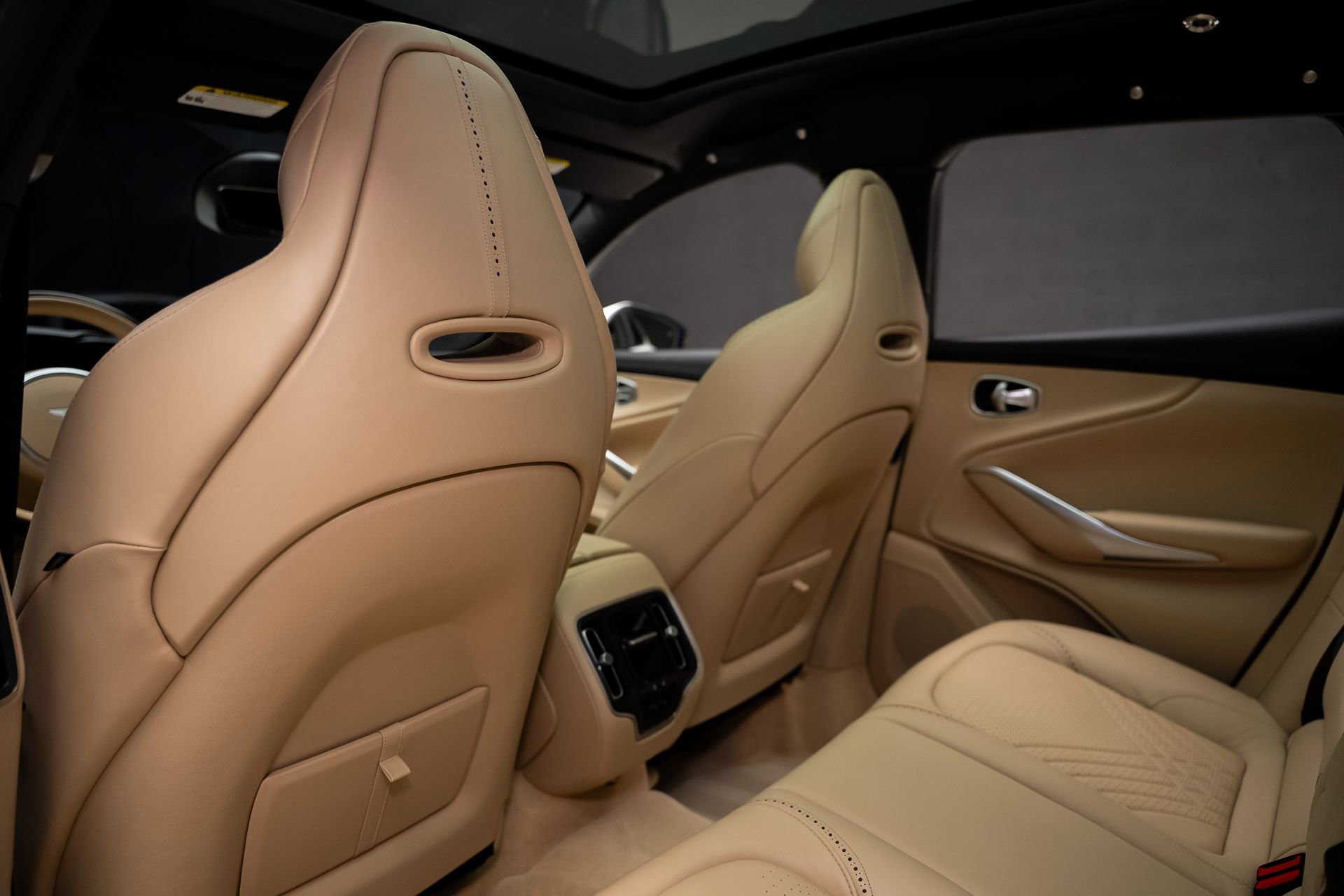 Used 2021 Aston Martin DBX AWD/4WD image 68