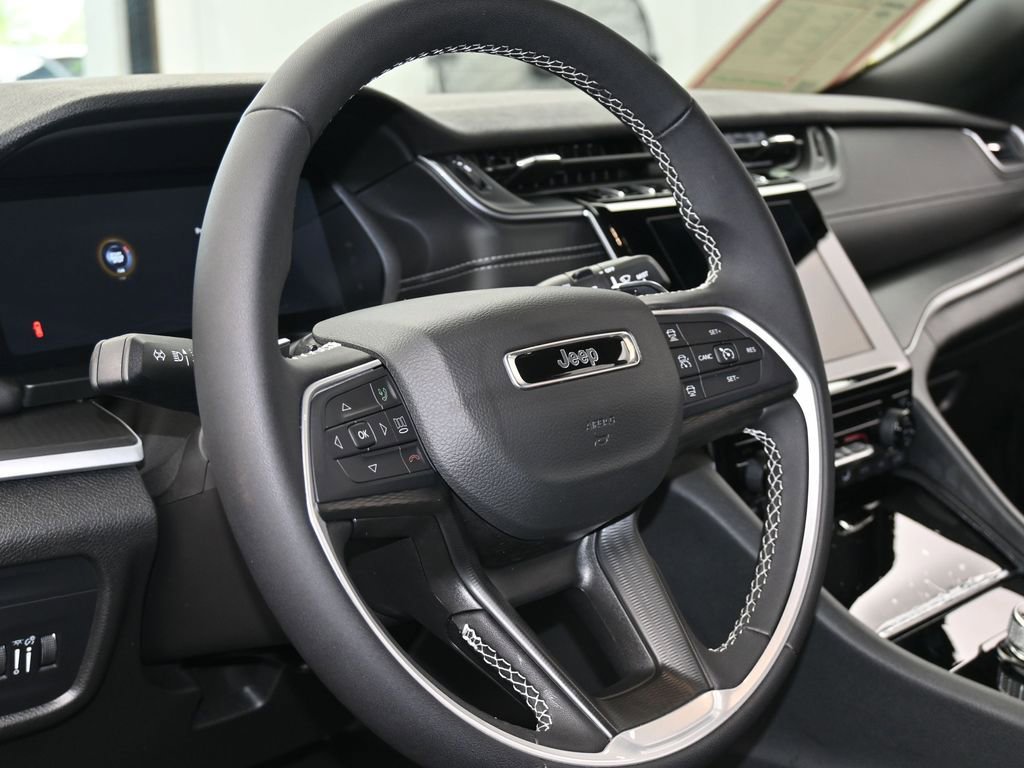 Used 2025 Jeep Grand Cherokee Laredo image 13