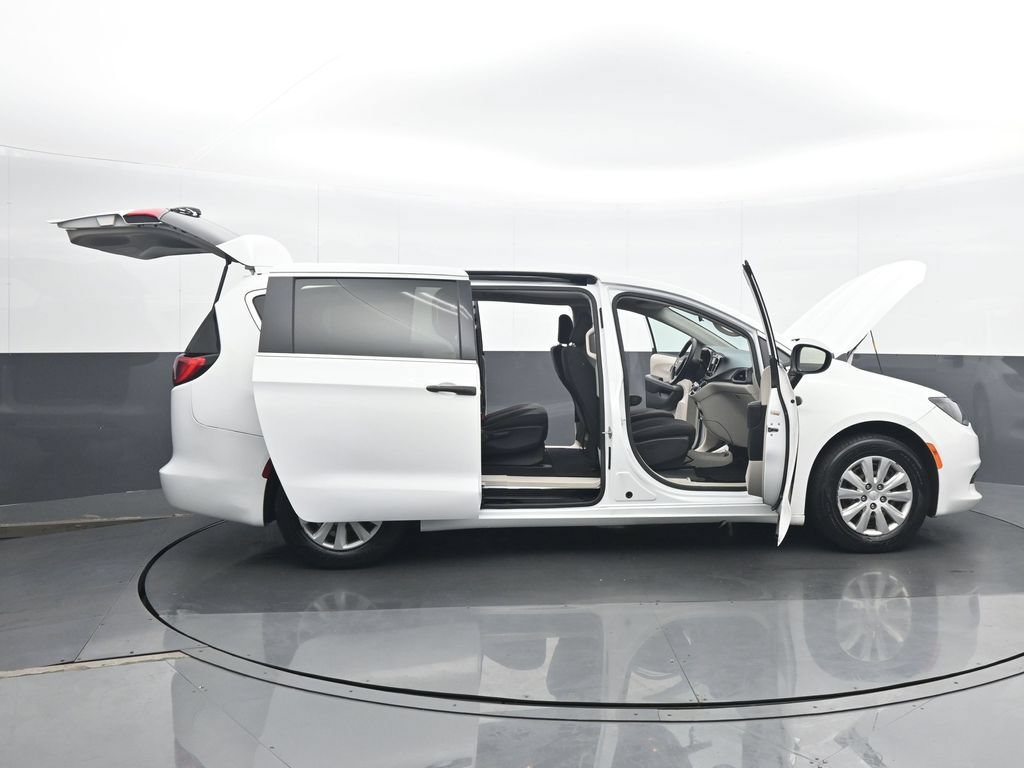 Used 2020 Chrysler Voyager L FWD image 37