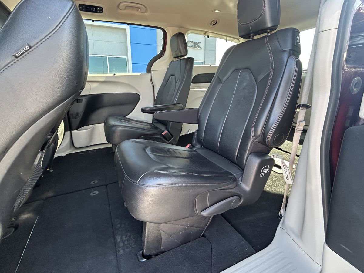 Used 2020 Chrysler Pacifica Touring-L image 13