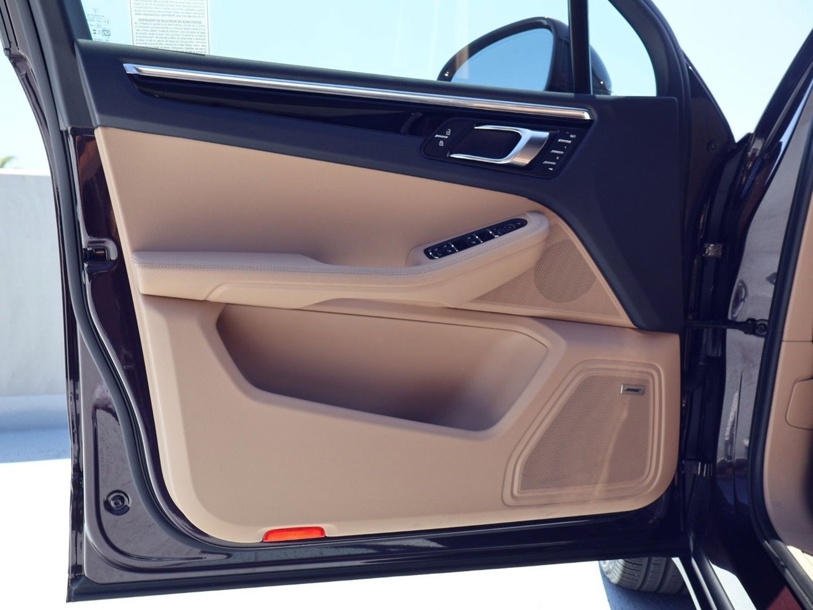 Certified 2025 Porsche Macan AWD/4WD image 13