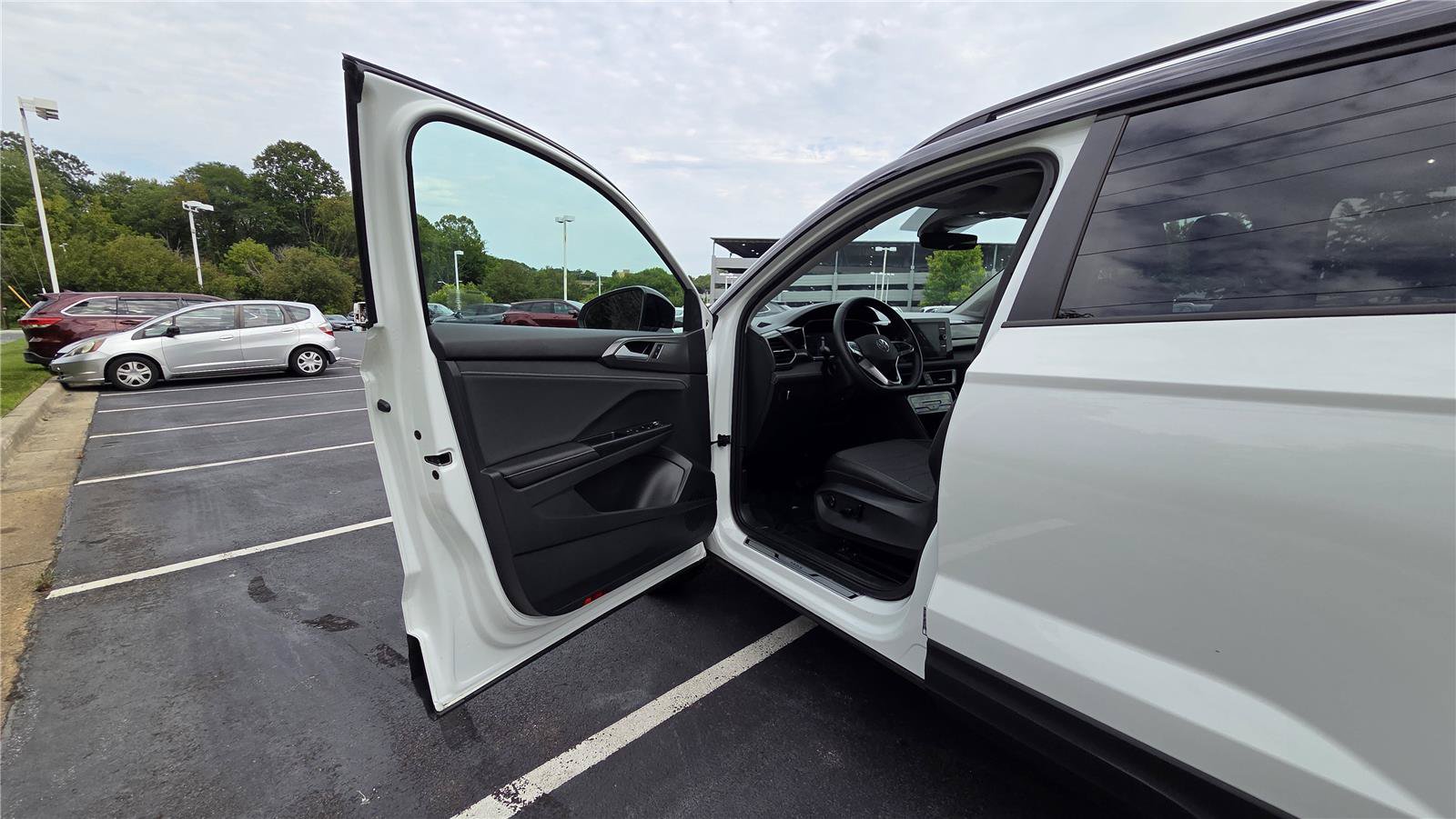Certified 2025 Volkswagen Taos SE AWD/4WD image 12