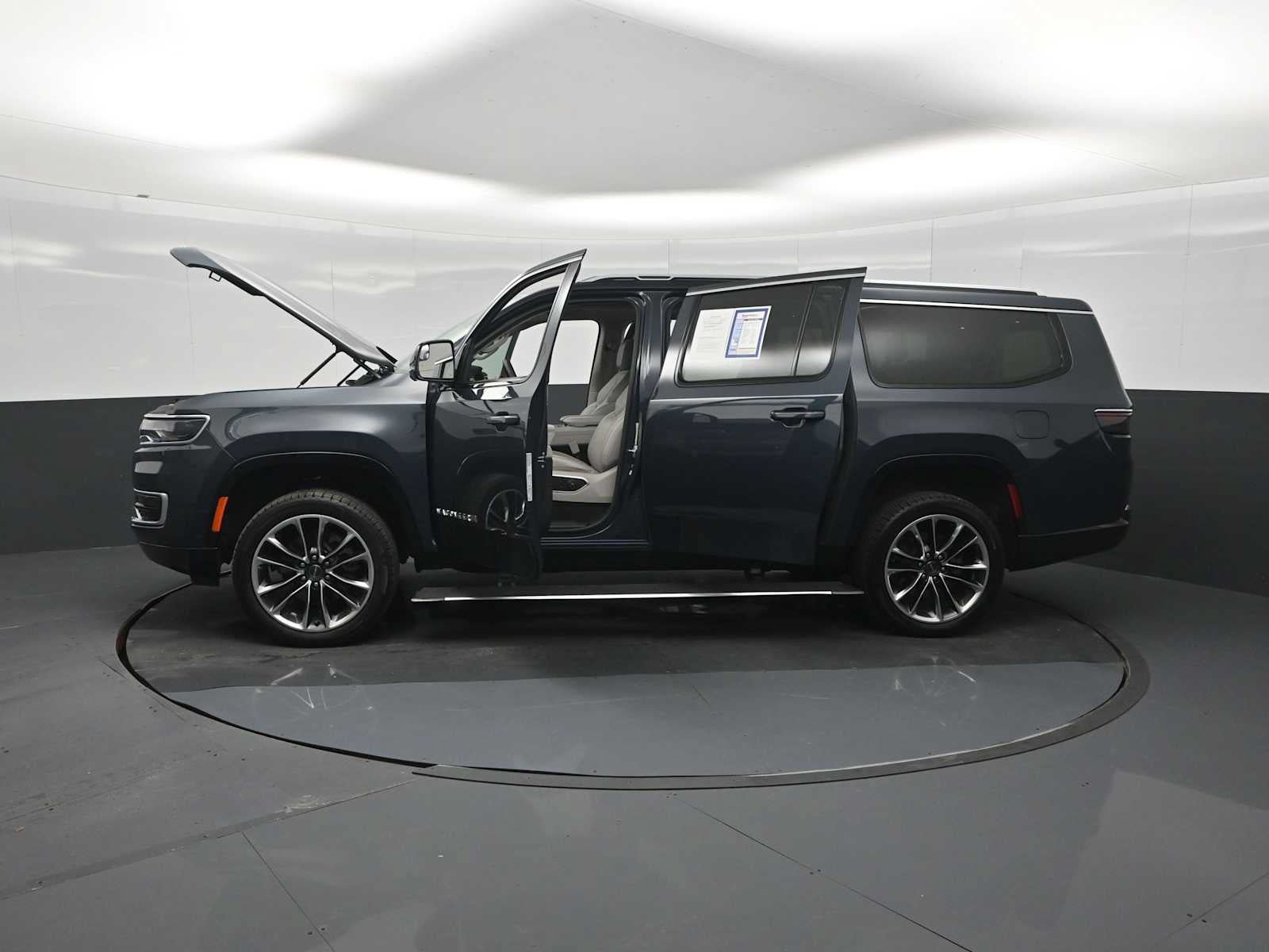 Used 2023 Jeep Wagoneer L Series III w/ Premium Group I AWD/4WD image 29