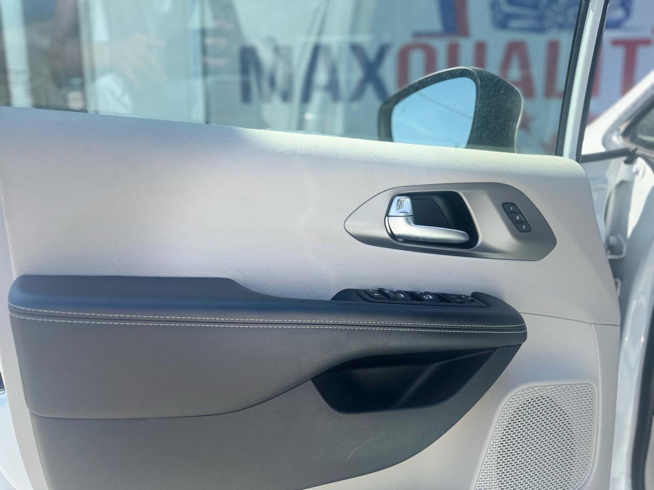 Used 2023 Chrysler Pacifica Touring-L image 26