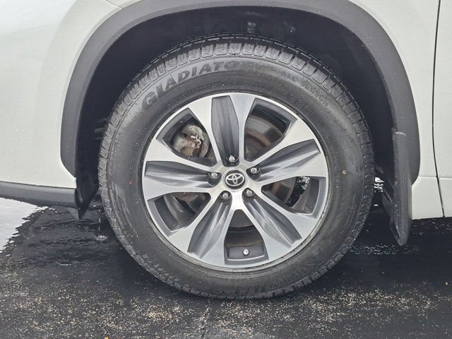 Certified 2024 Toyota Highlander XLE AWD/4WD image 7