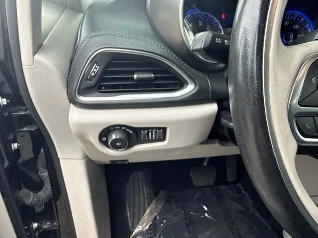 Used 2019 Chrysler Pacifica Limited FWD image 30