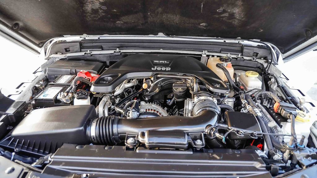 Used 2019 Jeep Wrangler Unlimited Sahara image 32