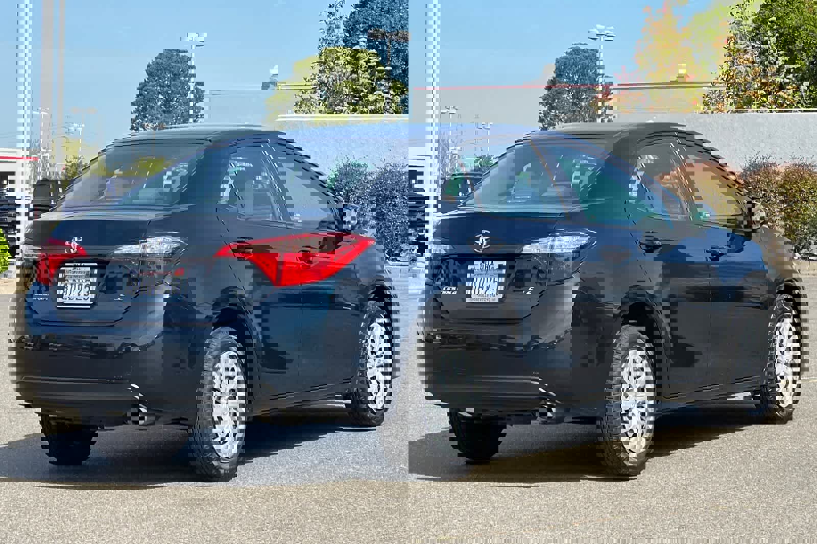 Used 2017 Toyota Corolla LE image 2