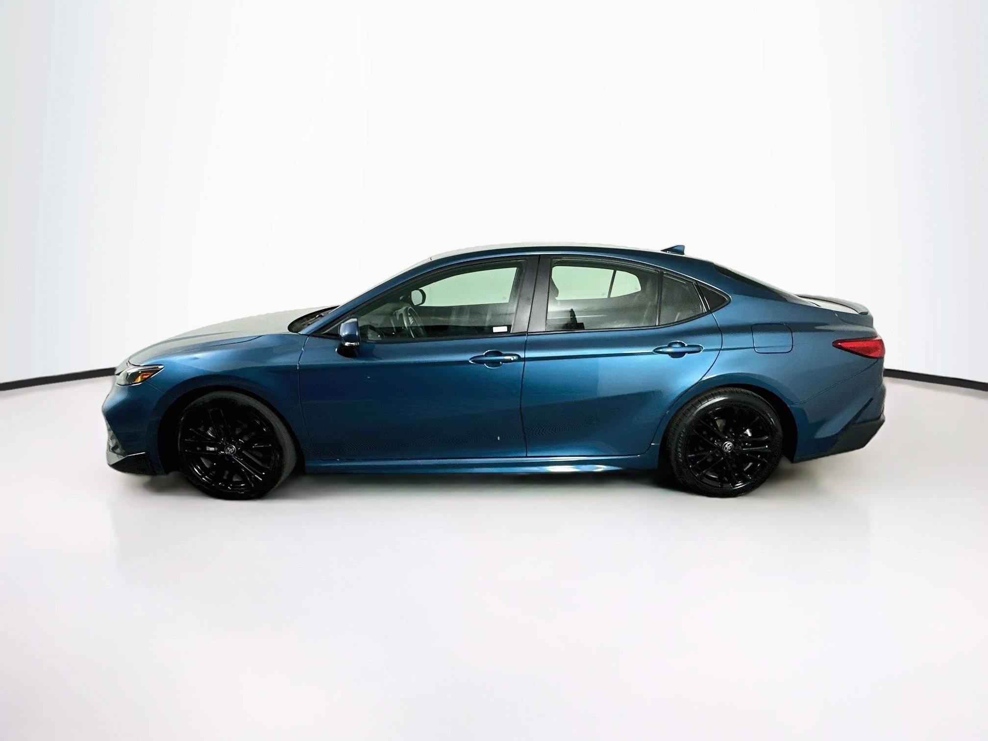 Used 2025 Toyota Camry SE FWD image 4