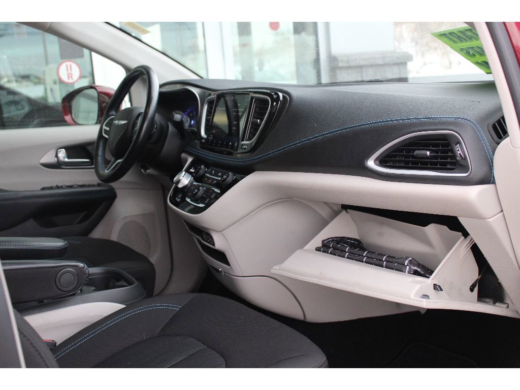 Used 2021 Chrysler Pacifica Touring w/ Cold Weather Group image 17