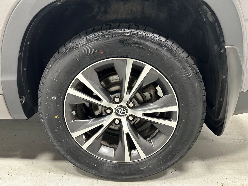 Used 2018 Toyota Highlander Plus w/ Carpet Mat Package (TMS) AWD/4WD image 60