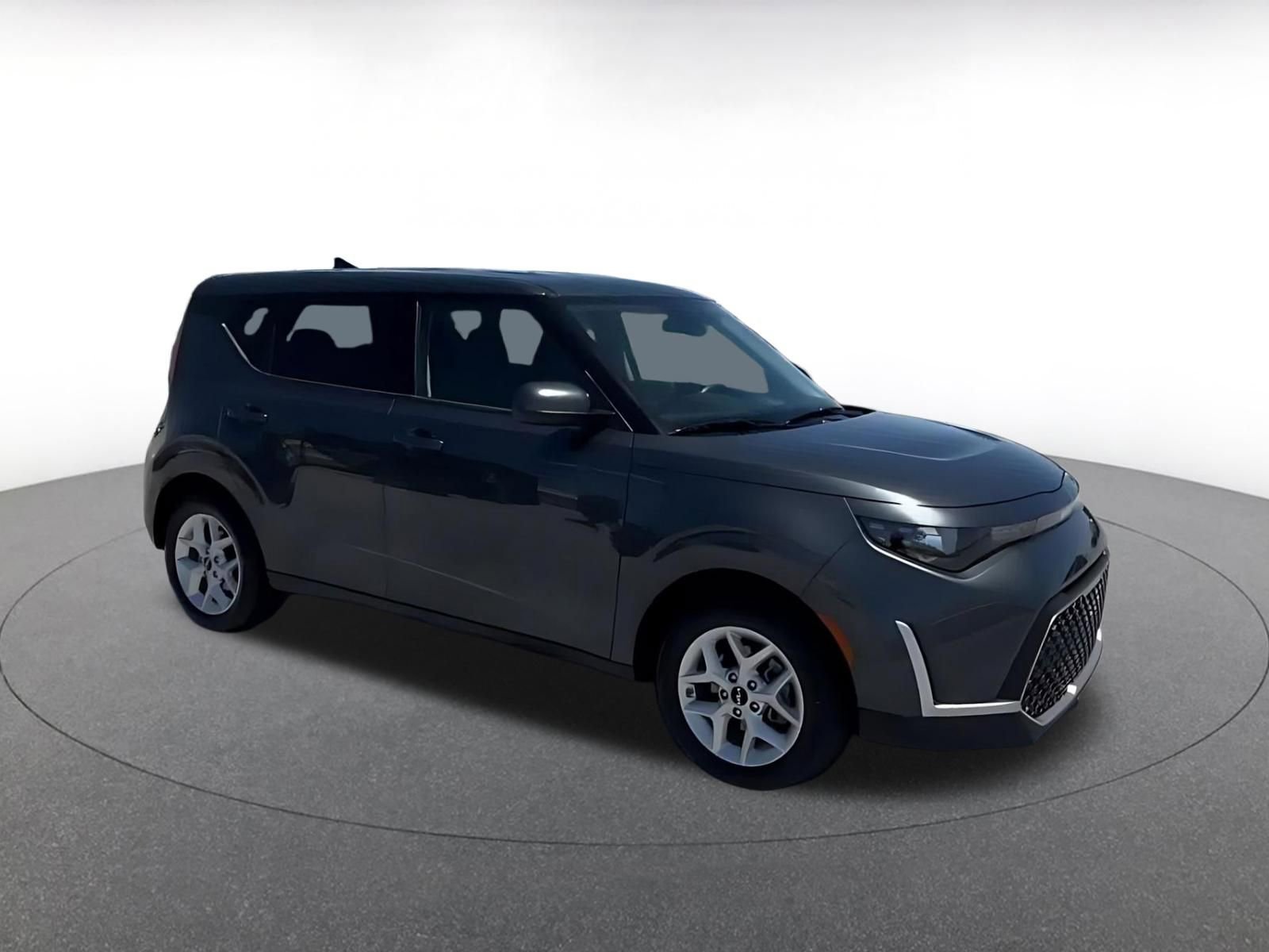 Used 2025 Kia Soul LX w/ LX Technology Package FWD image 2