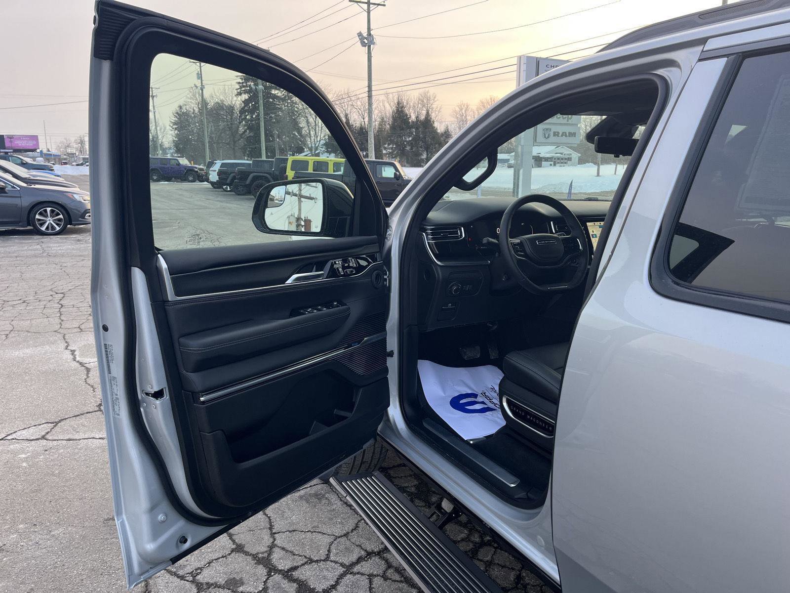 New 2026 Jeep Grand Wagoneer L Summit w/ Premium Group III image 11