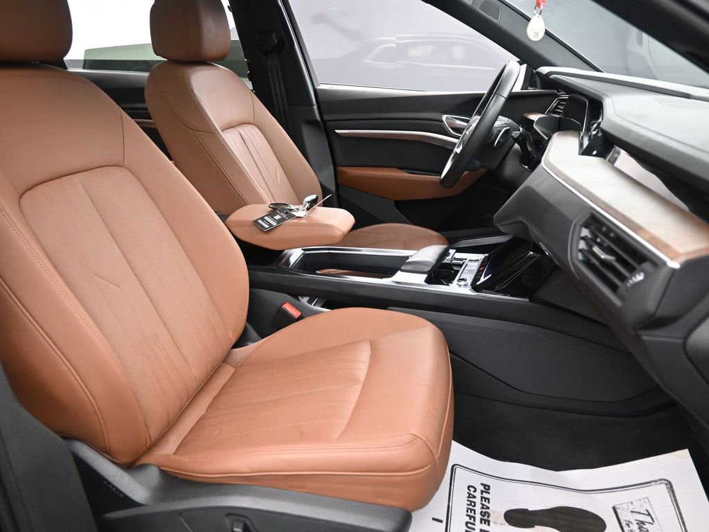 Used 2022 Audi e-tron Premium Plus w/ Premium Plus Package image 32