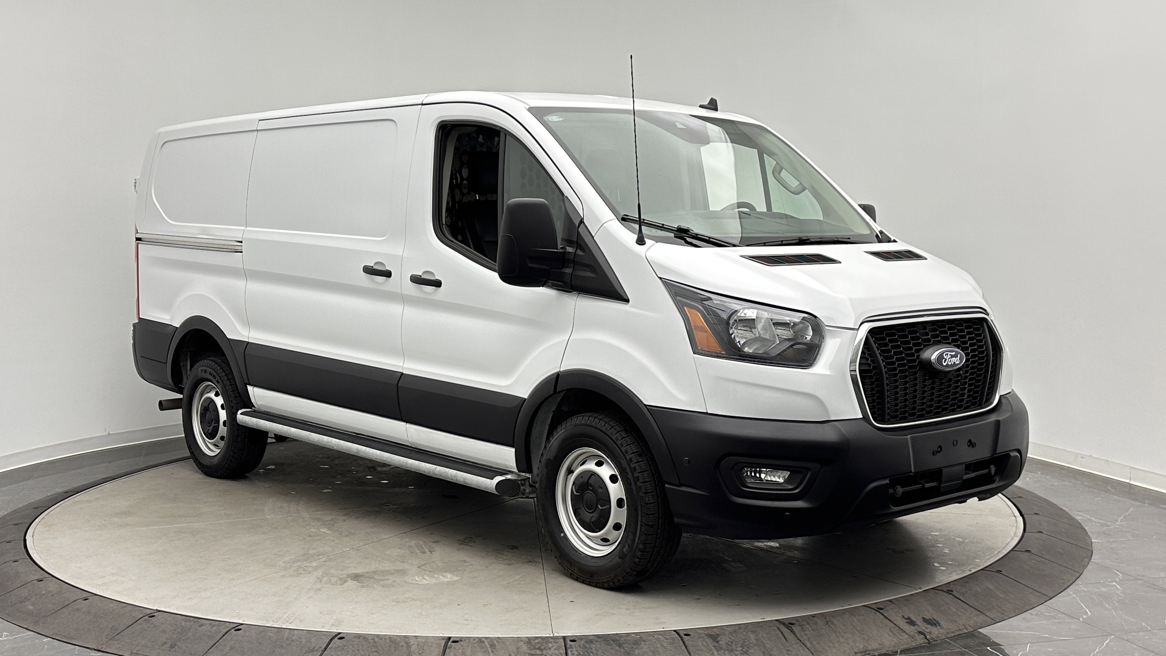 Used 2025 Ford Transit 250 Low Roof w/ Exterior Upgrade Package RWD image 3