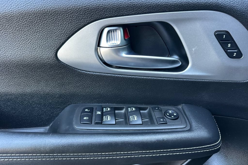 Used 2023 Chrysler Pacifica Touring-L w/ Uconnect Theater Family Group FWD image 11