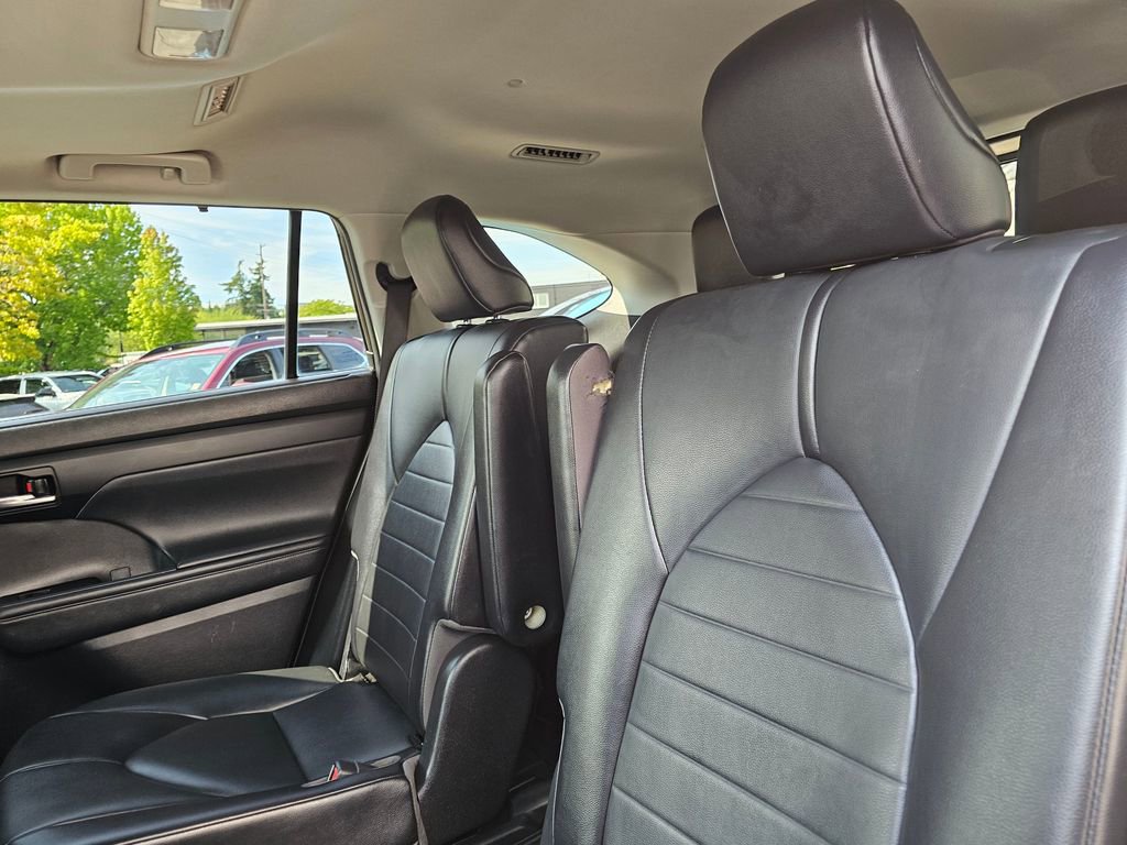 Used 2021 Toyota Highlander XLE AWD/4WD image 21