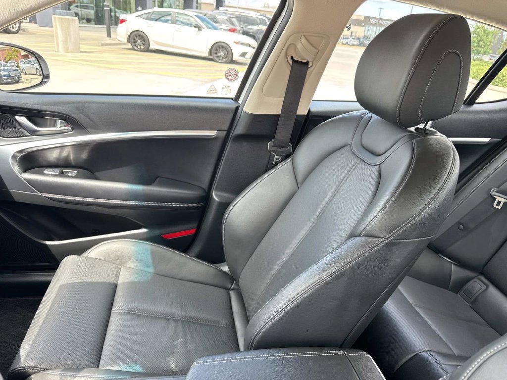Used 2025 Genesis G70 2.5T RWD image 18